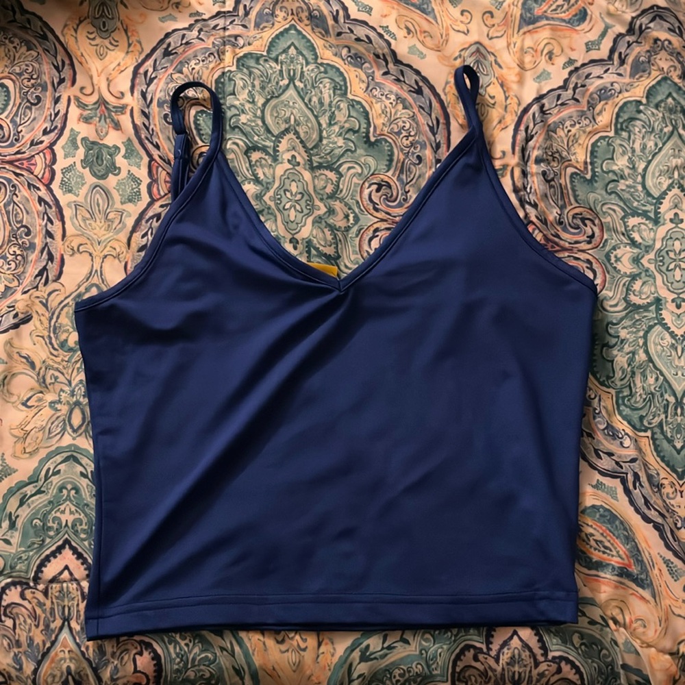 The brand is Daisy, size M, 98% polyester, 4% spandex, cute crop top.